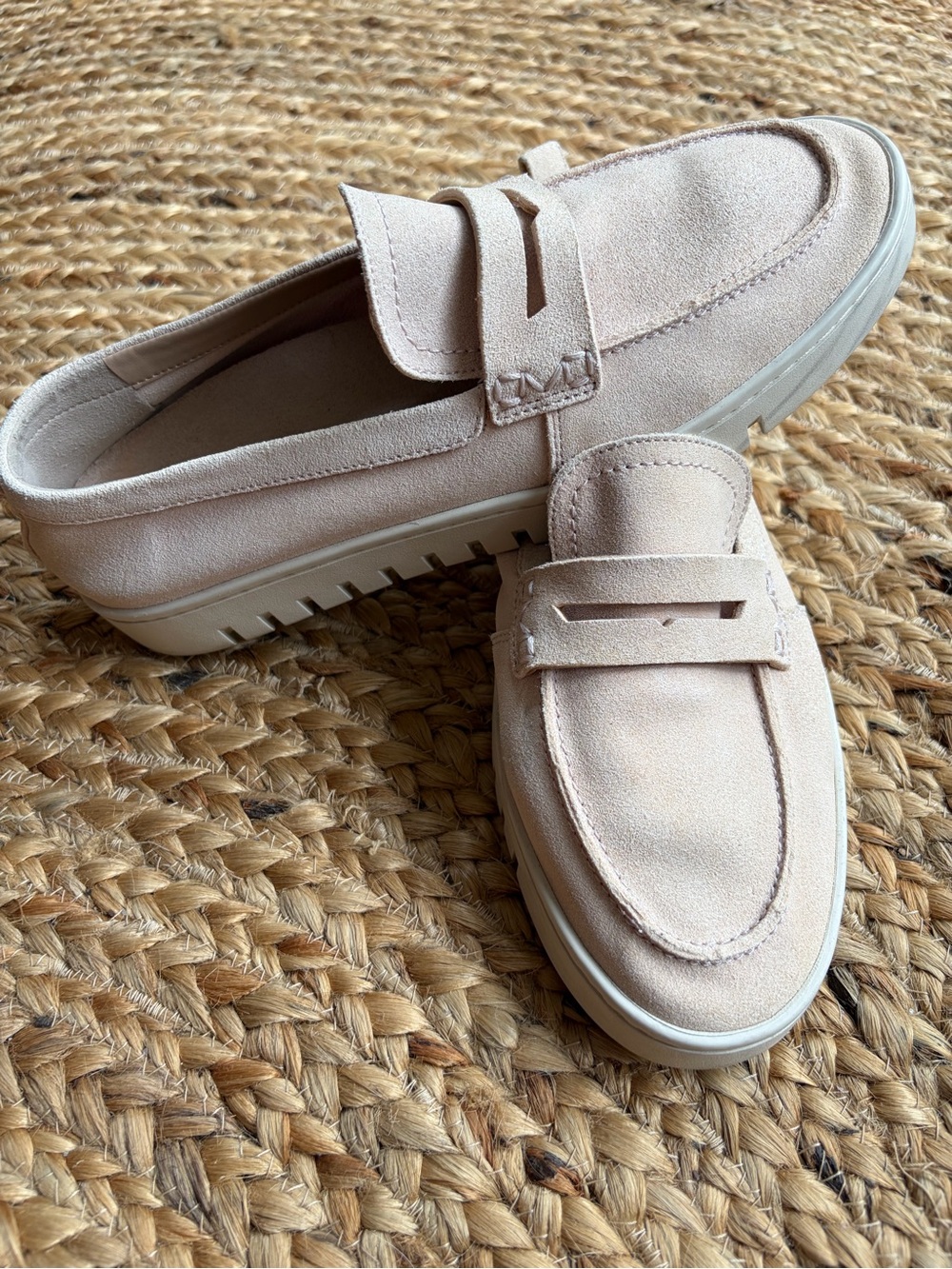 Vionic Uptown Loafer Suede Cream Size 8.5 Wide Travel Shoe Ergonomic Collegiate